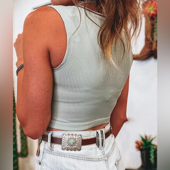 NWT Leto Contrast Stitch Button Hole Ribbed Cropped Tank Top Sage - Picture 3 of 5